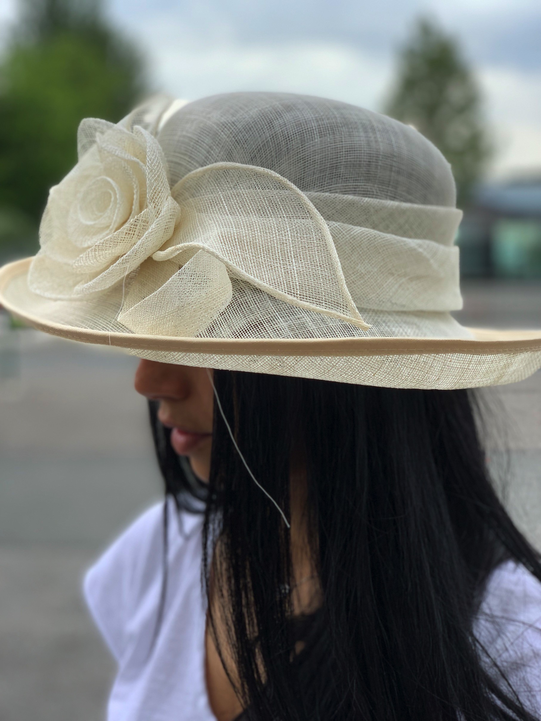 Chapeau sisal relevé grosse fleur