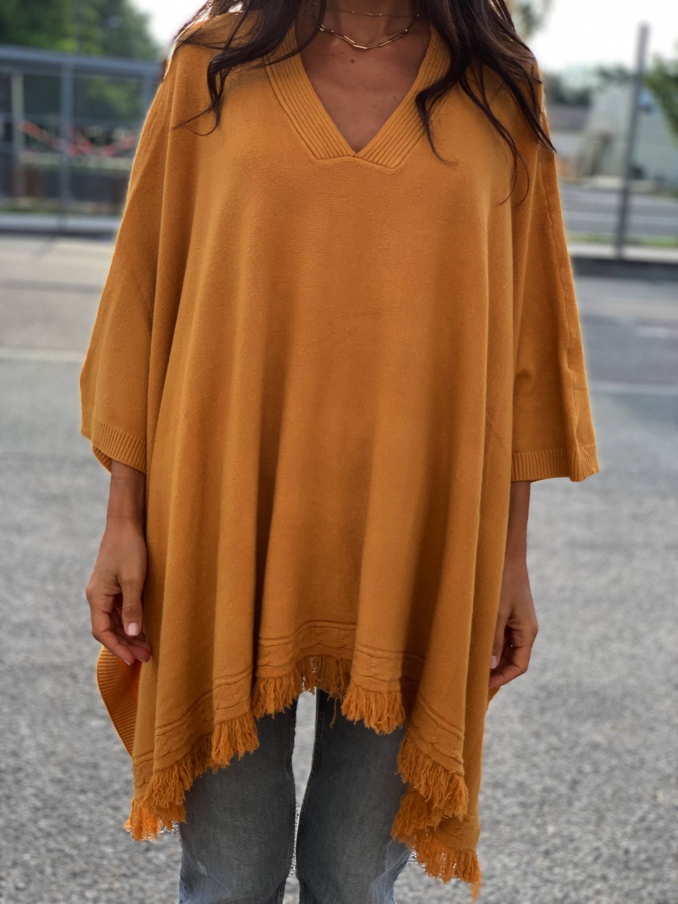 Poncho avec gros boutons sur les côtés