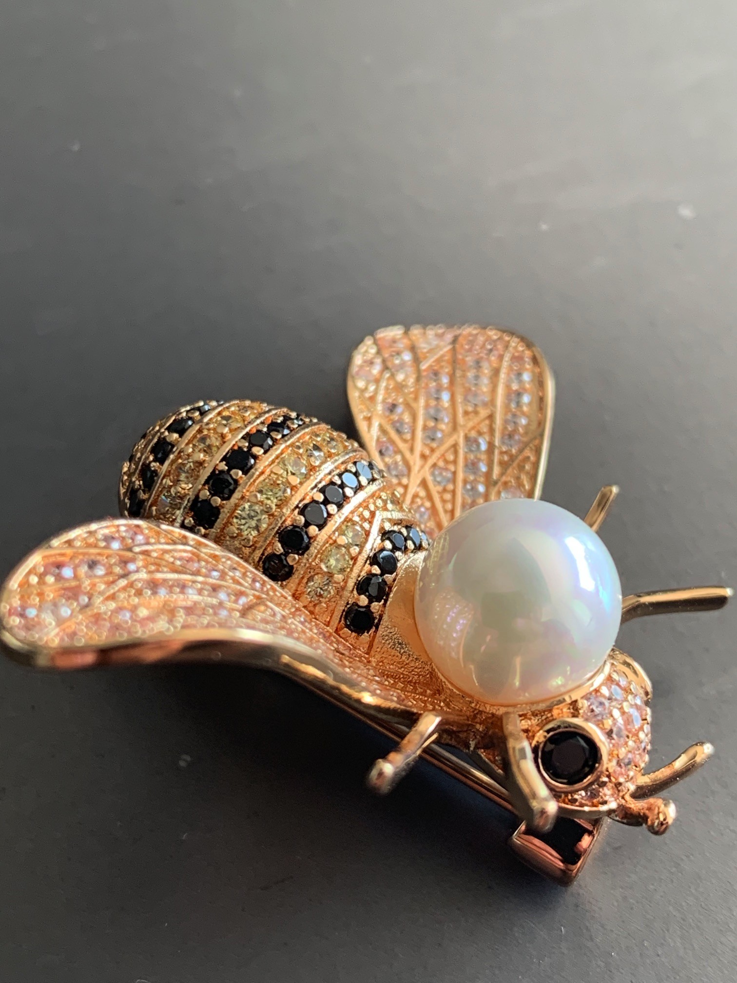 Broche - Abeille strass avec grosse perle dessus