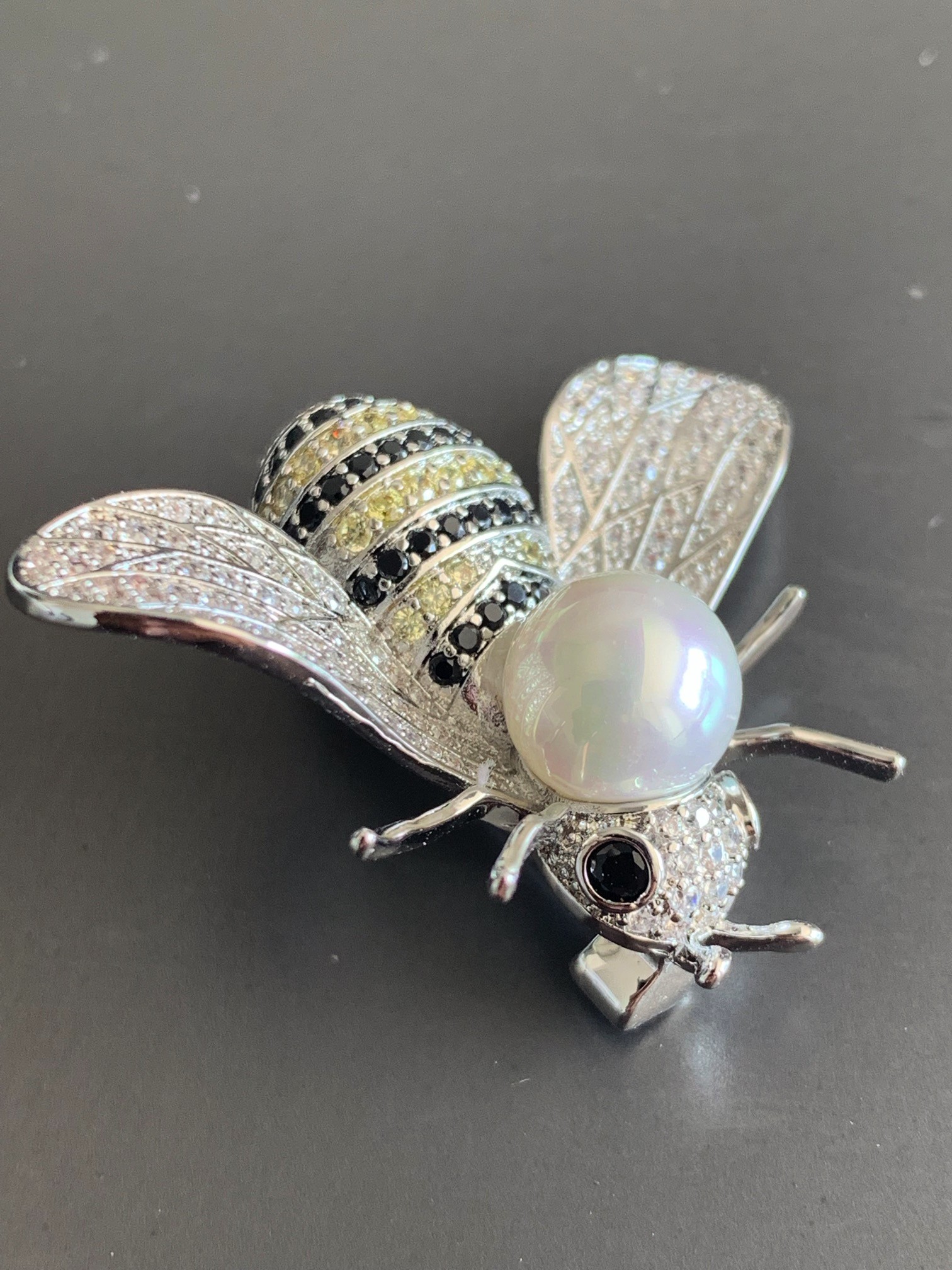 Broche - Abeille strass avec grosse perle dessus