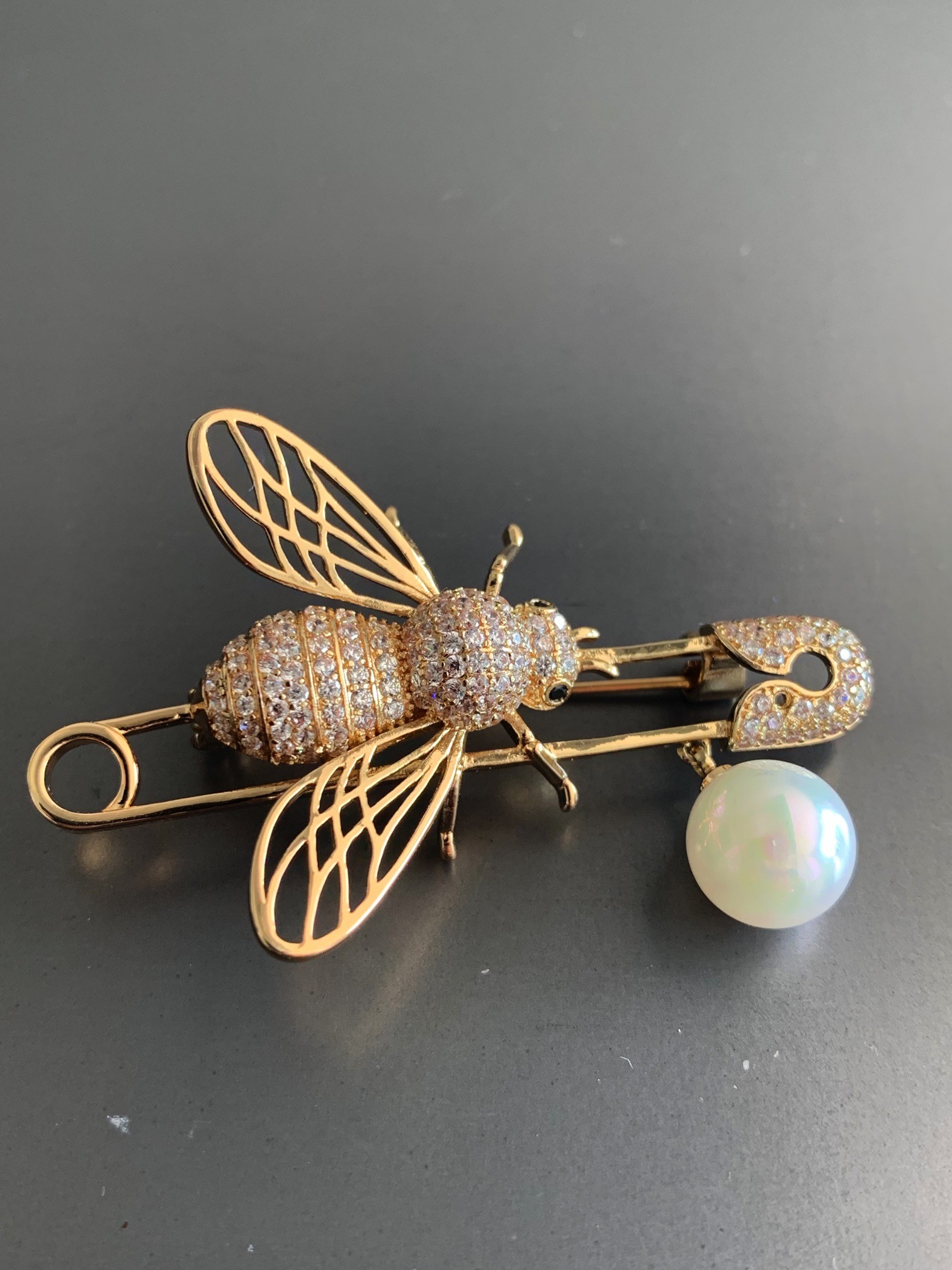 Broche - Abeille strass sur épingle à nourrice