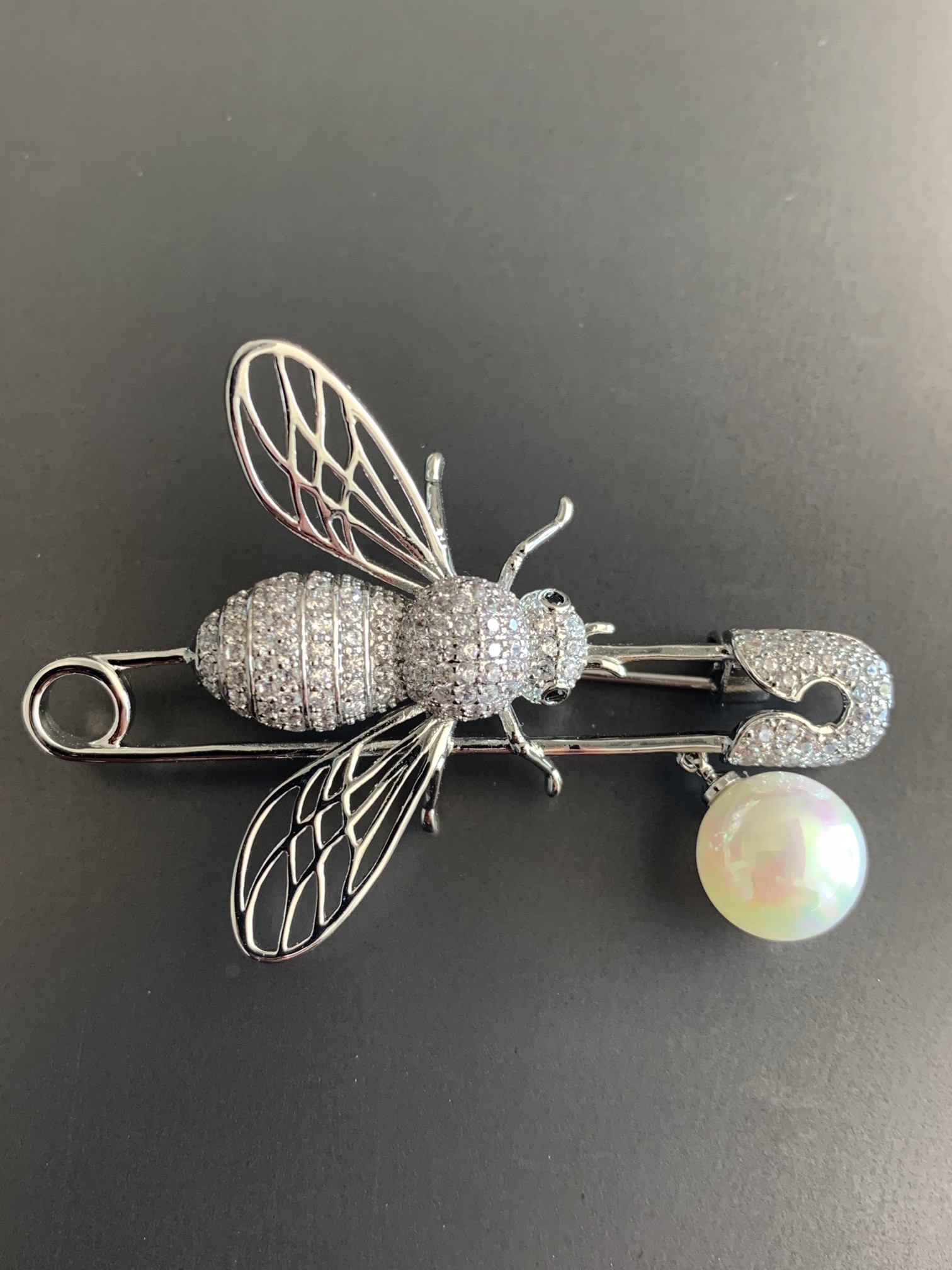 Broche - Abeille strass sur épingle à nourrice