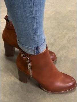 Bottines avec derrière façon daim et boucle côté