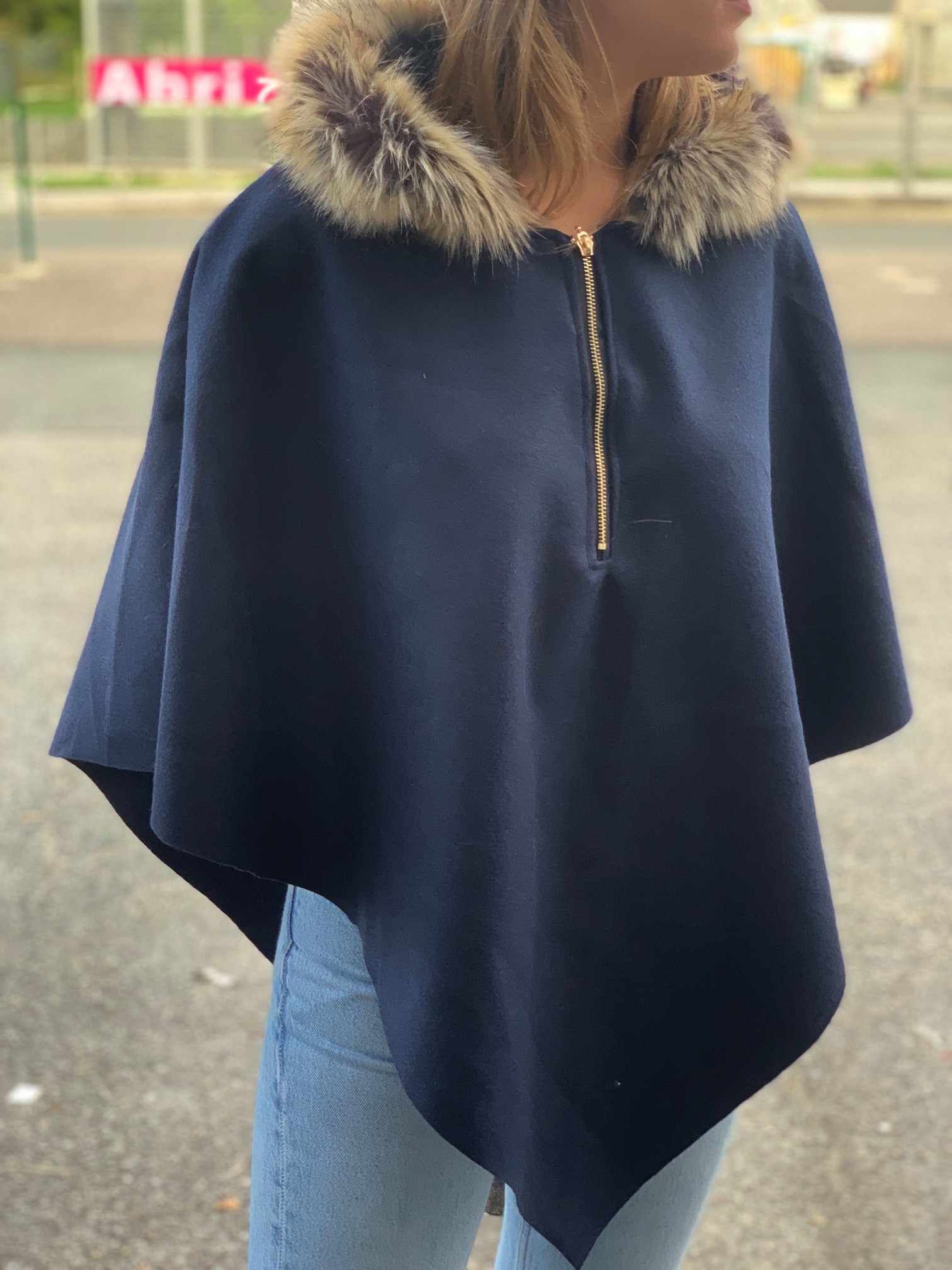 Poncho à capuche col fausse fourrure et zip devant