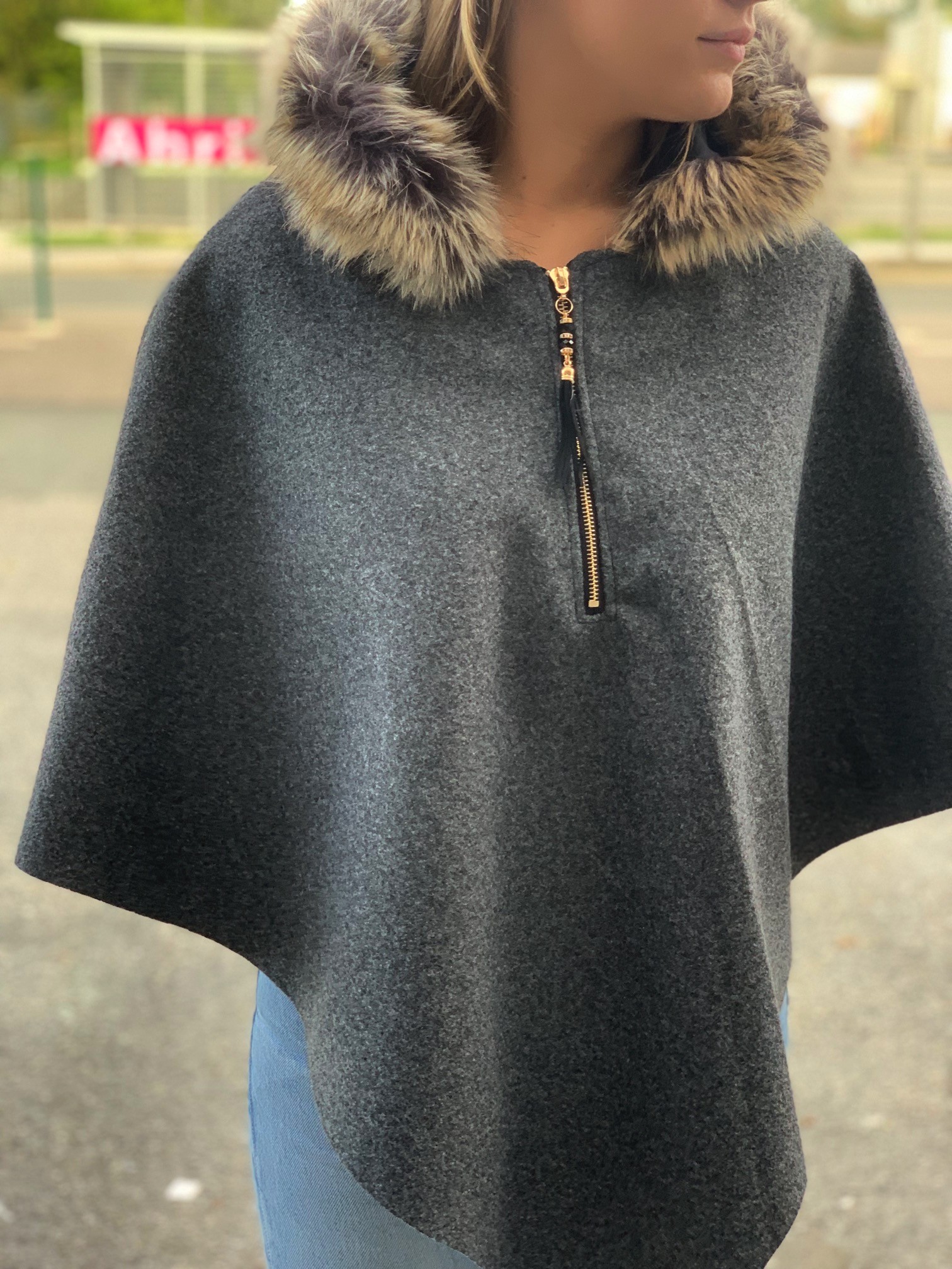 Poncho à capuche col fausse fourrure et zip devant