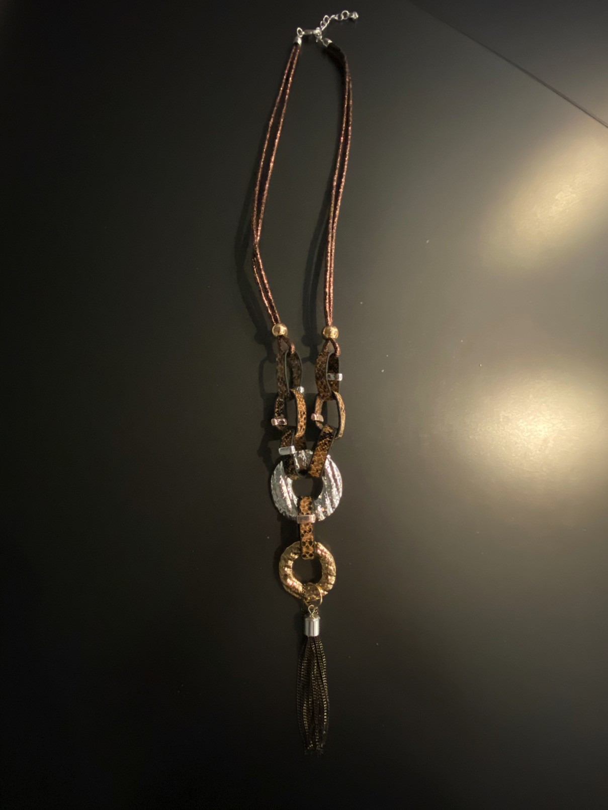 Collier Long - Gros maillons reptile et anneaux métal avec pompon chai