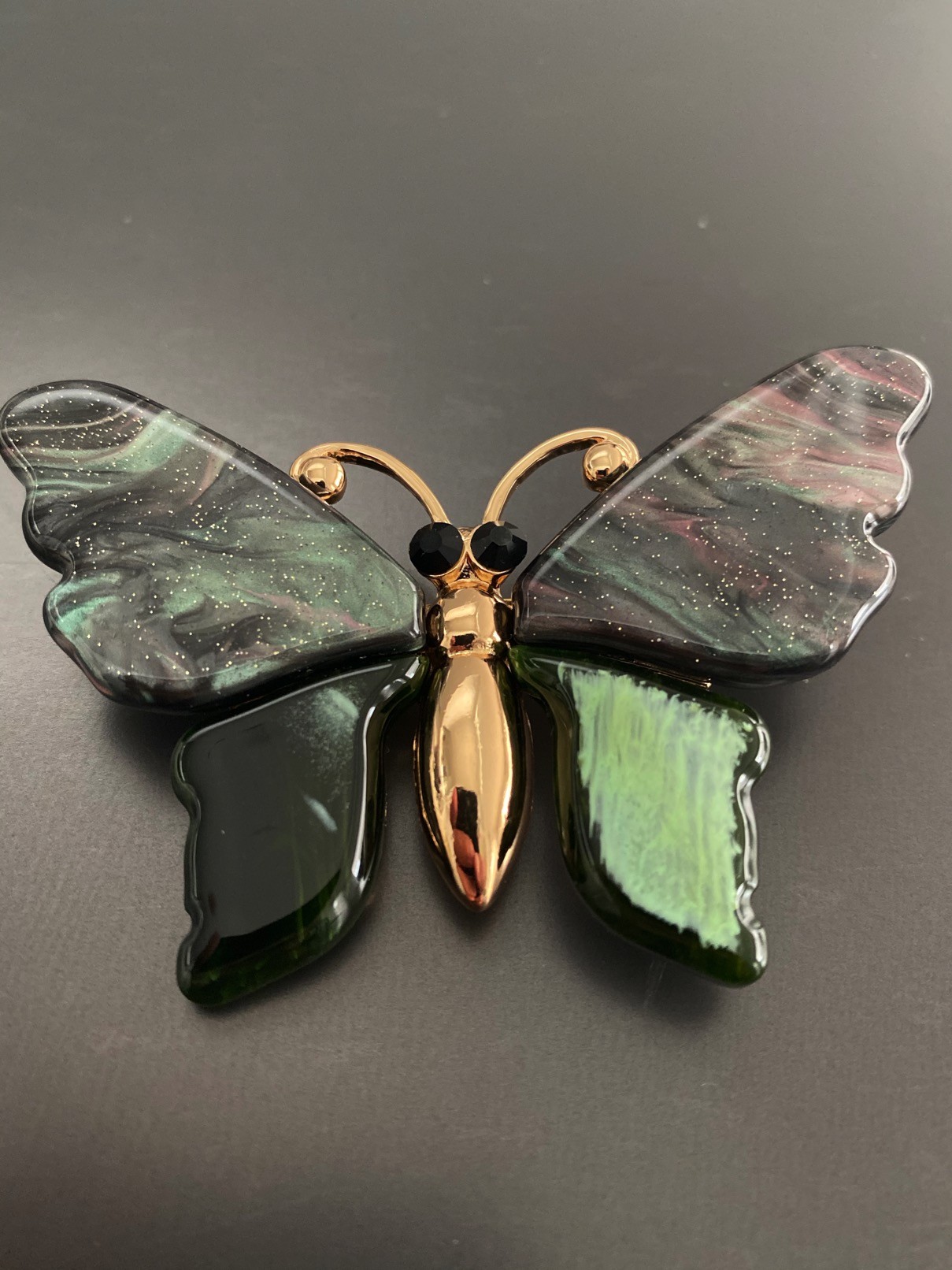 Broche - Papillon en résine et corps en métal