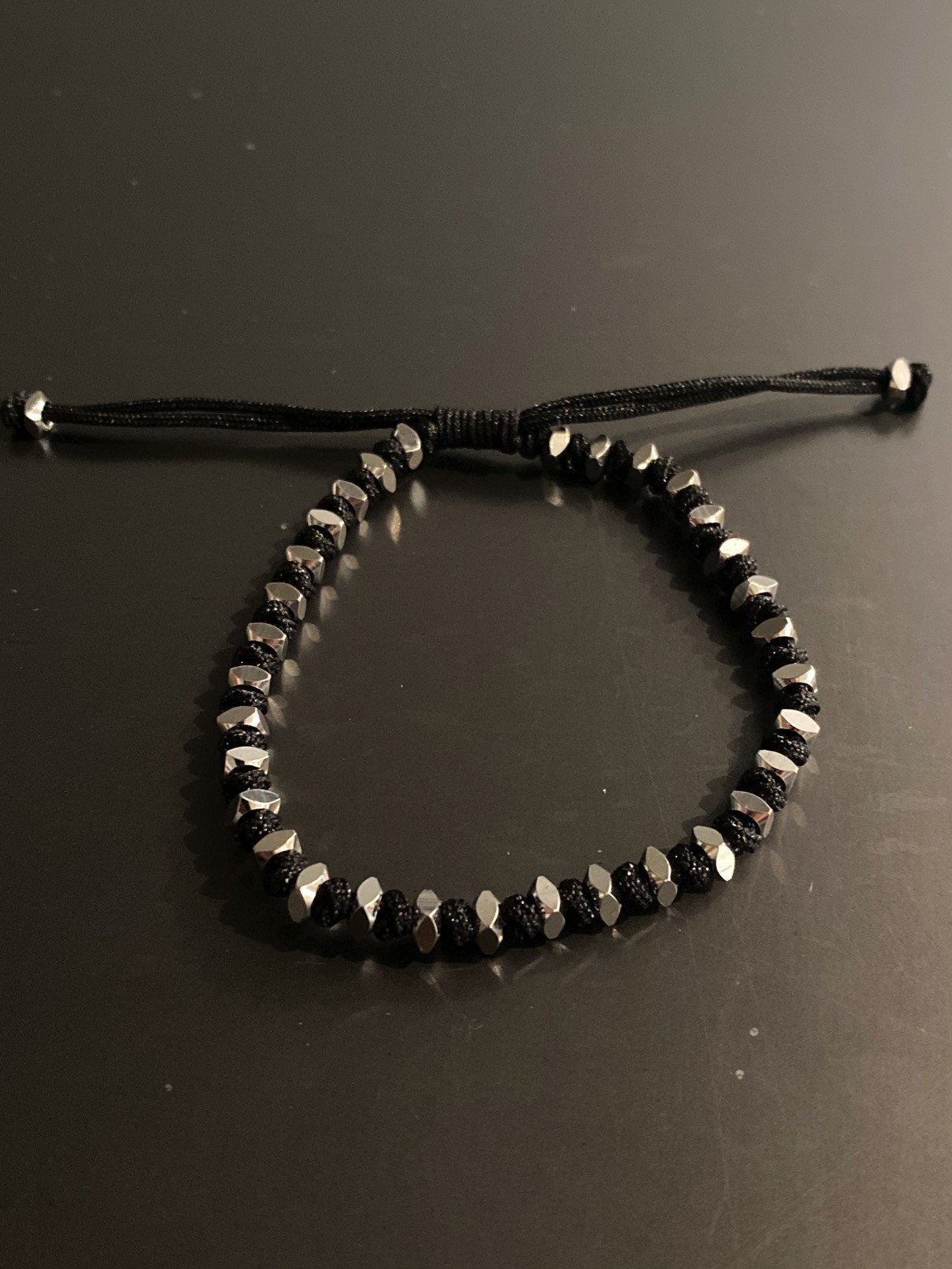 Bracelet Acier - Perles carrés avec noeud sur cordon et lien serrage