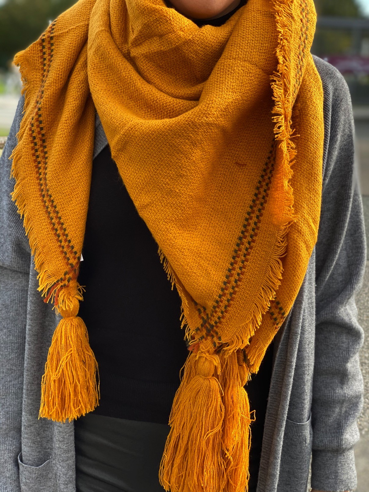 Carré uni avec gros pompons aux coins