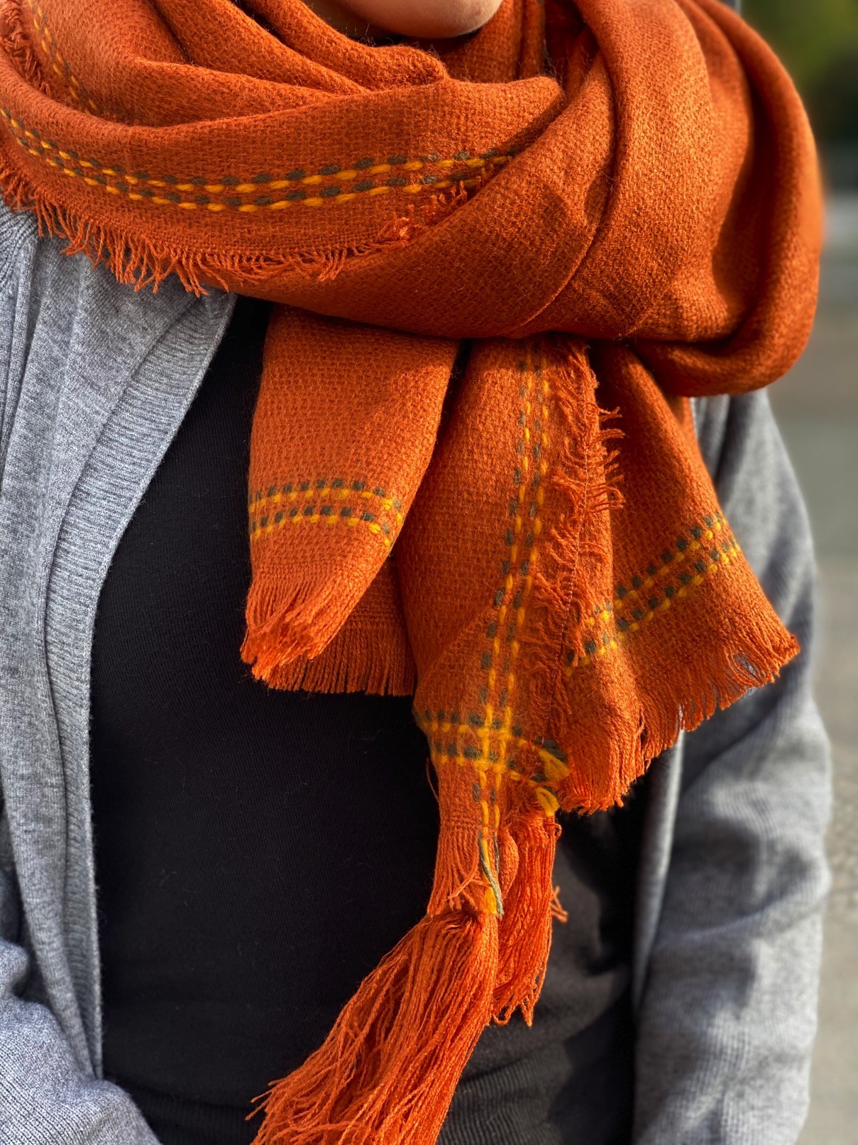 Carré uni avec gros pompons aux coins