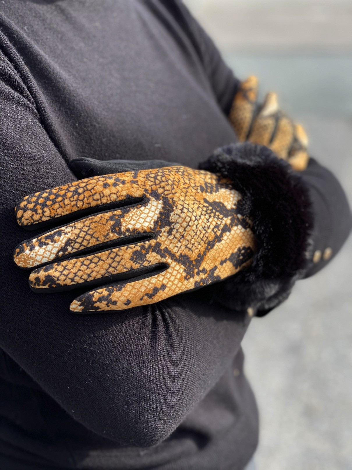 Gants peau de pêche façon reptile avec bord fourrure