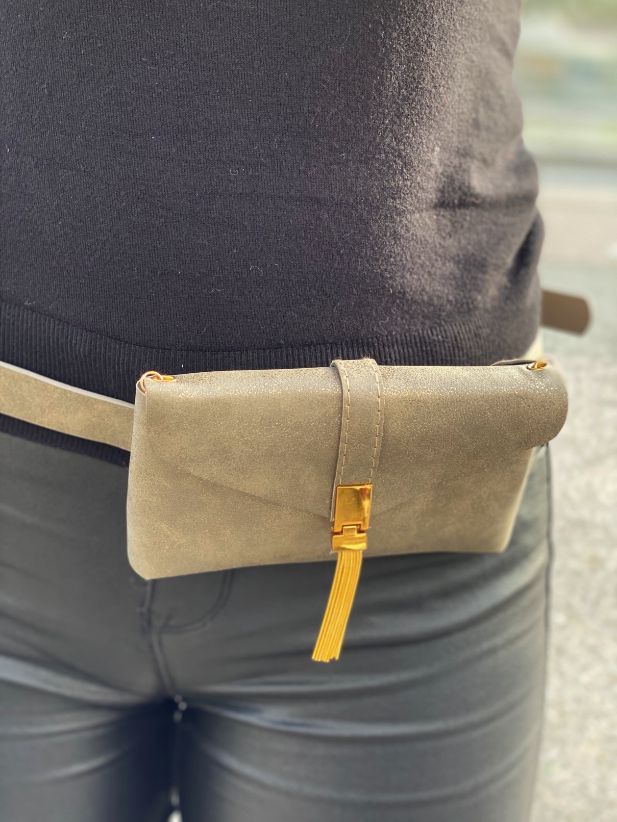 Ceinture avec pochette lisse avec fermoir pompon chaines