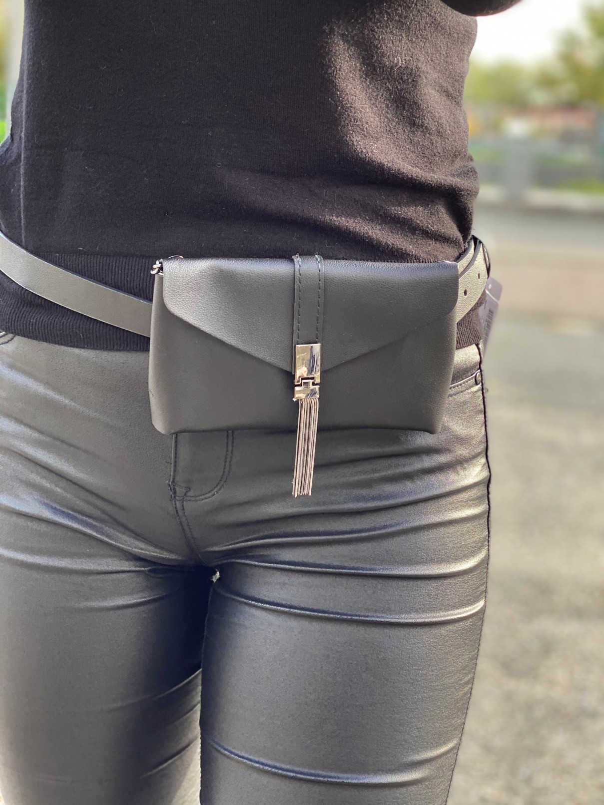 Ceinture avec pochette lisse avec fermoir pompon chaines