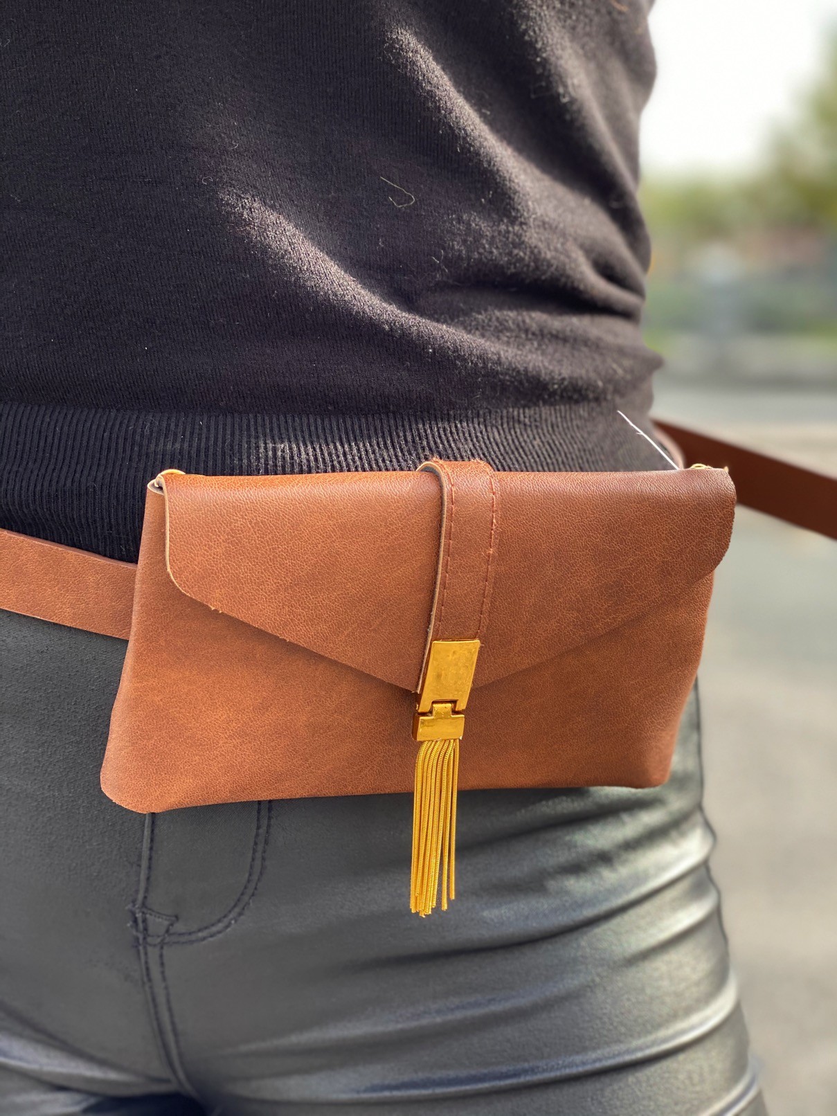 Ceinture avec pochette lisse avec fermoir pompon chaines
