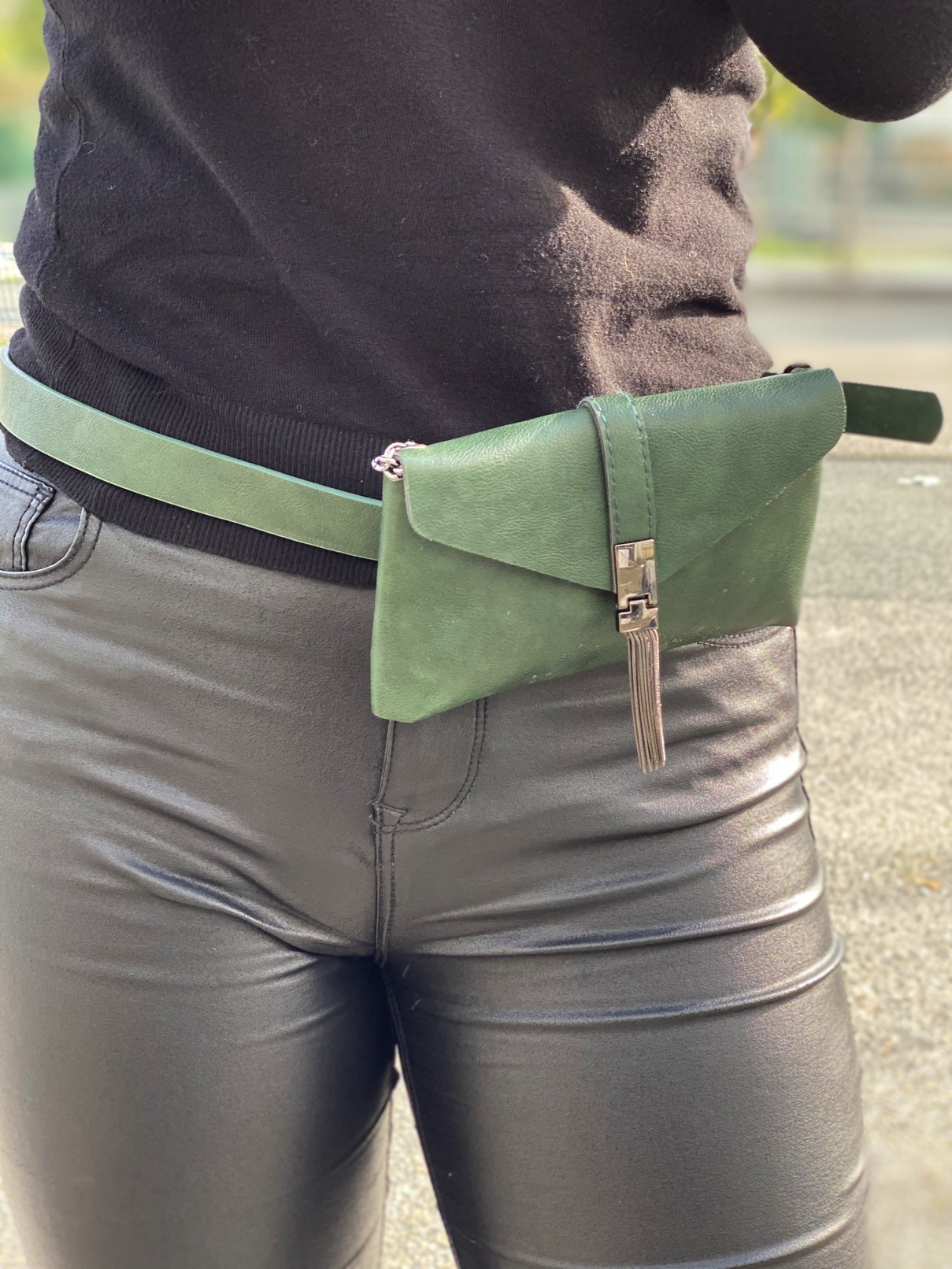 Ceinture avec pochette lisse avec fermoir pompon chaines