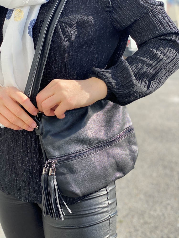 Sac porté travers moyen bicolore poche devant avec pompons zip