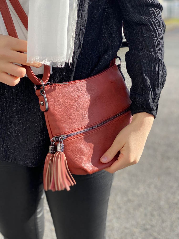 Sac porté travers moyen bicolore poche devant avec pompons zip