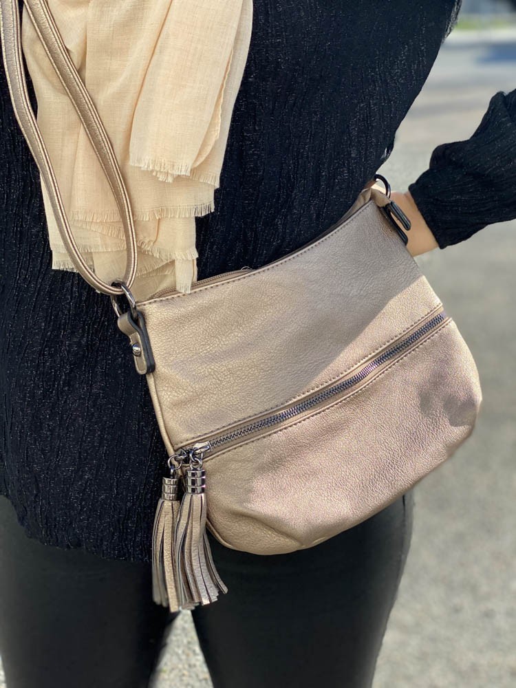 Sac porté travers moyen bicolore poche devant avec pompons zip