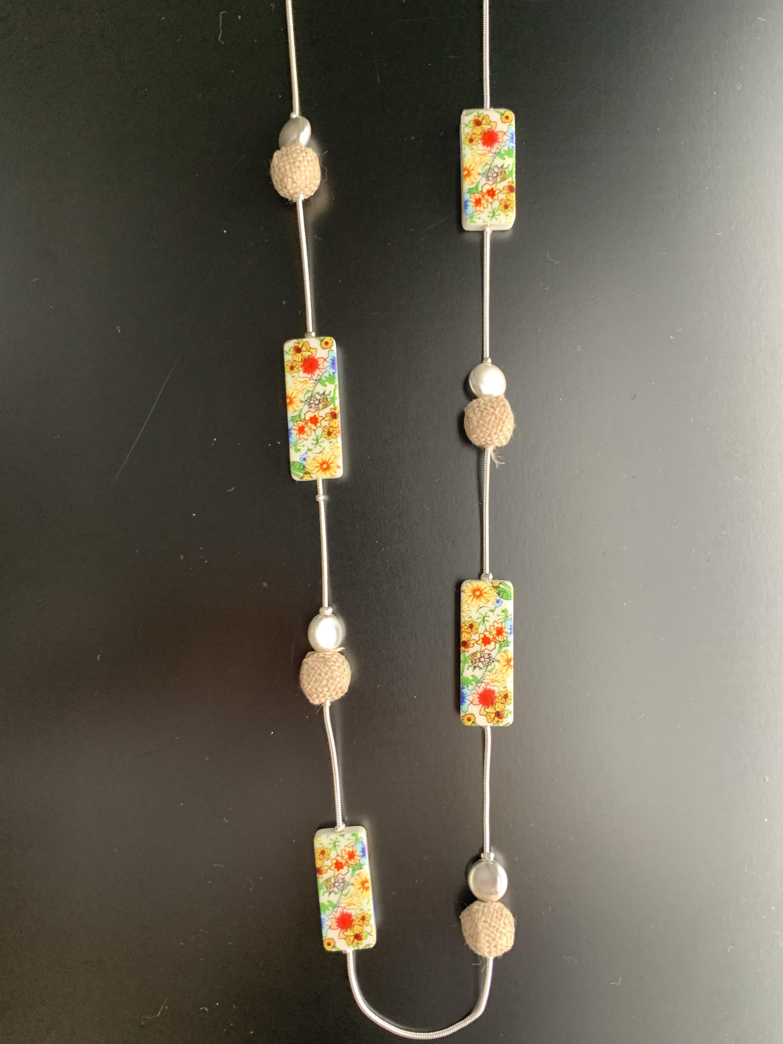 Collier Long - Boules en toile de jute et rectangles résine fleuri