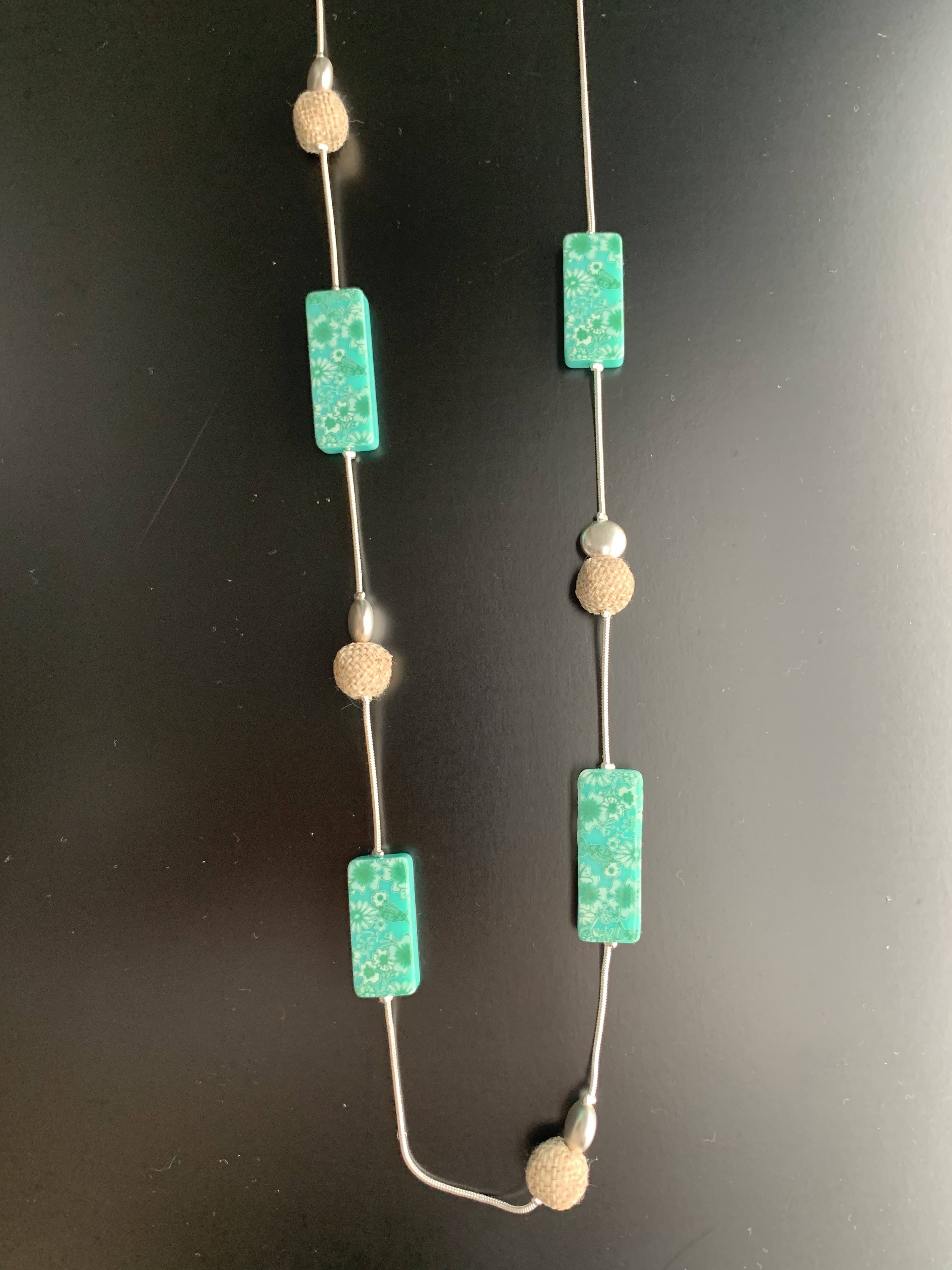 Collier Long - Boules en toile de jute et rectangles résine fleuri