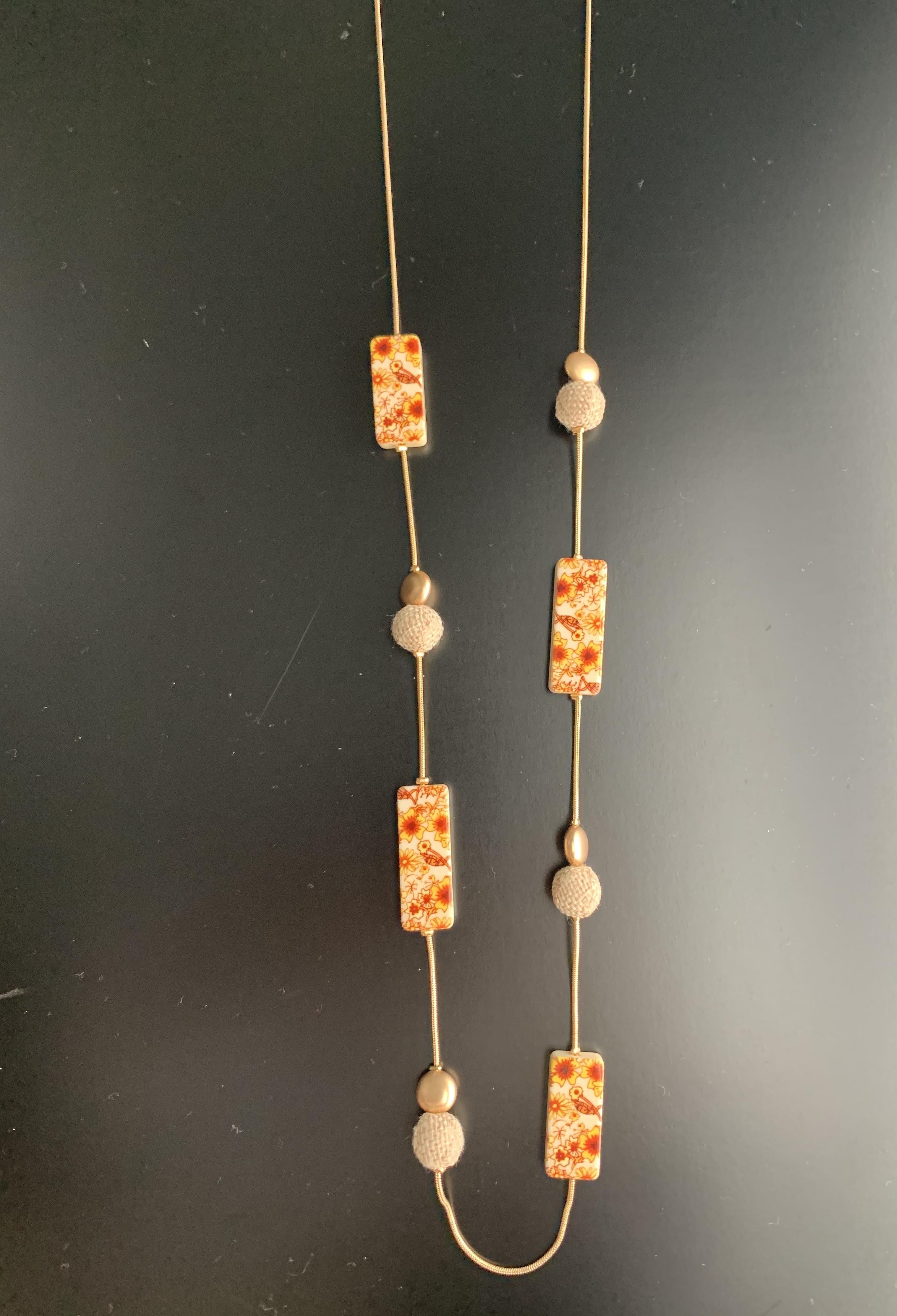 Collier Long - Boules en toile de jute et rectangles résine fleuri