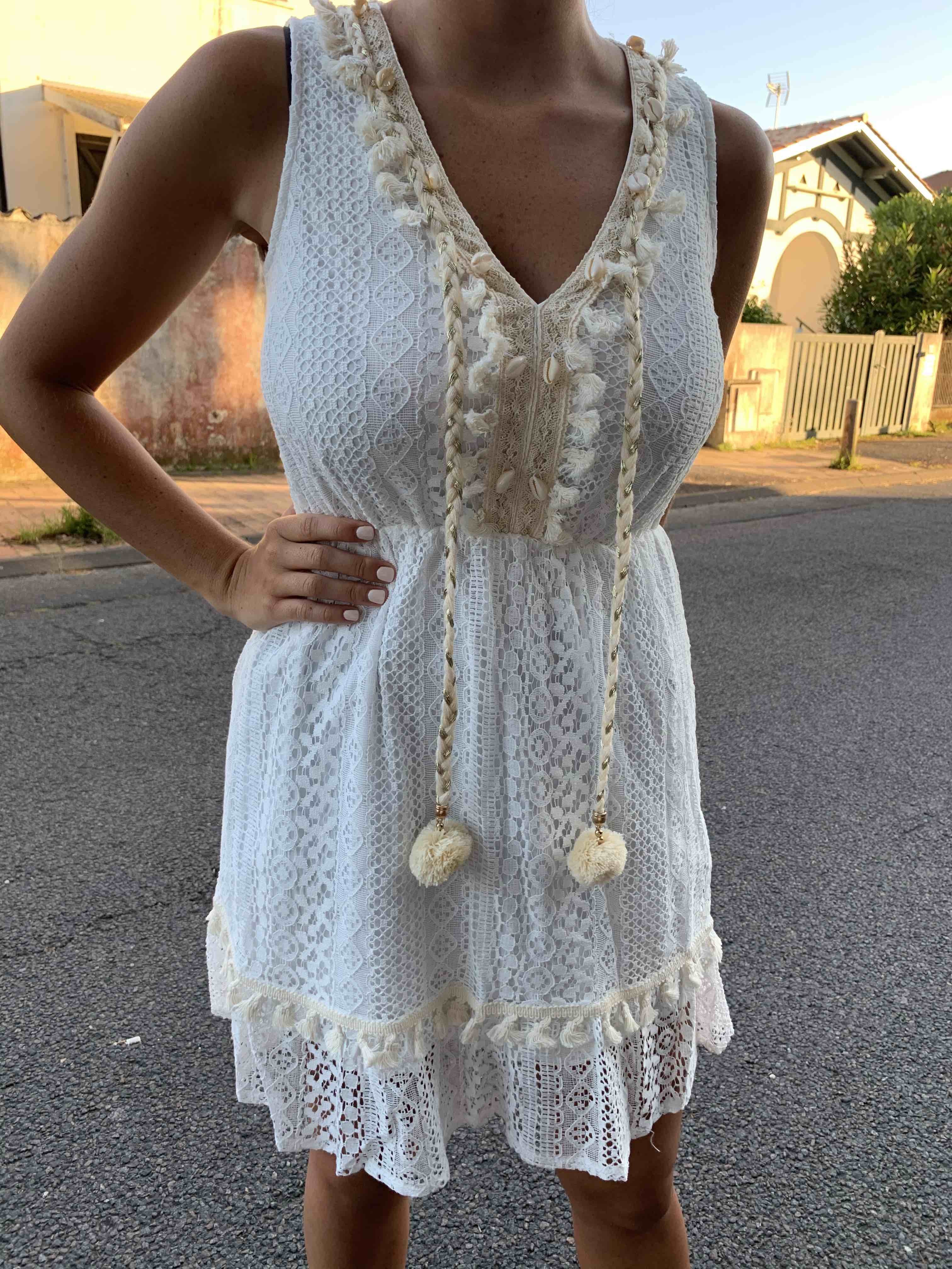 Robe courte en dentelle avec cauris sur le décolleté