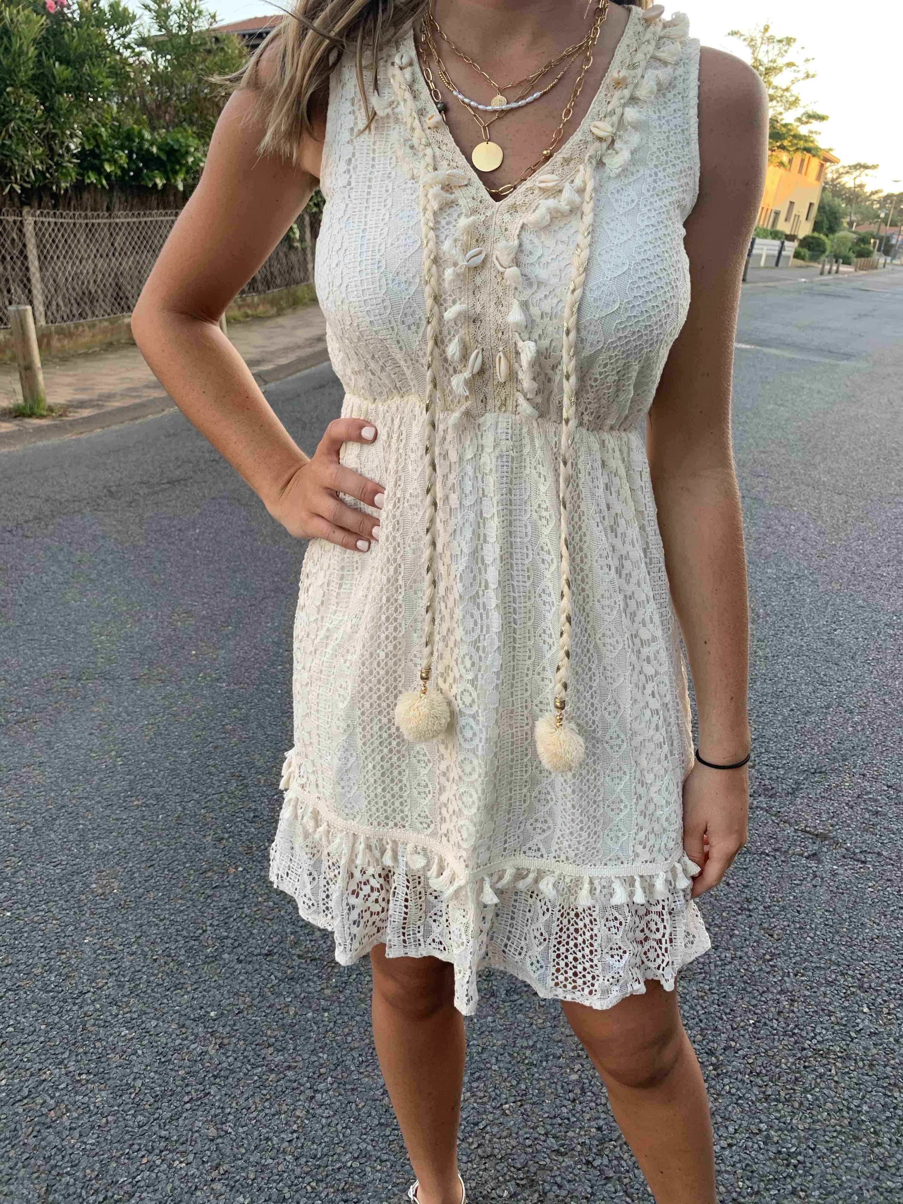 Robe courte en dentelle avec cauris sur le décolleté