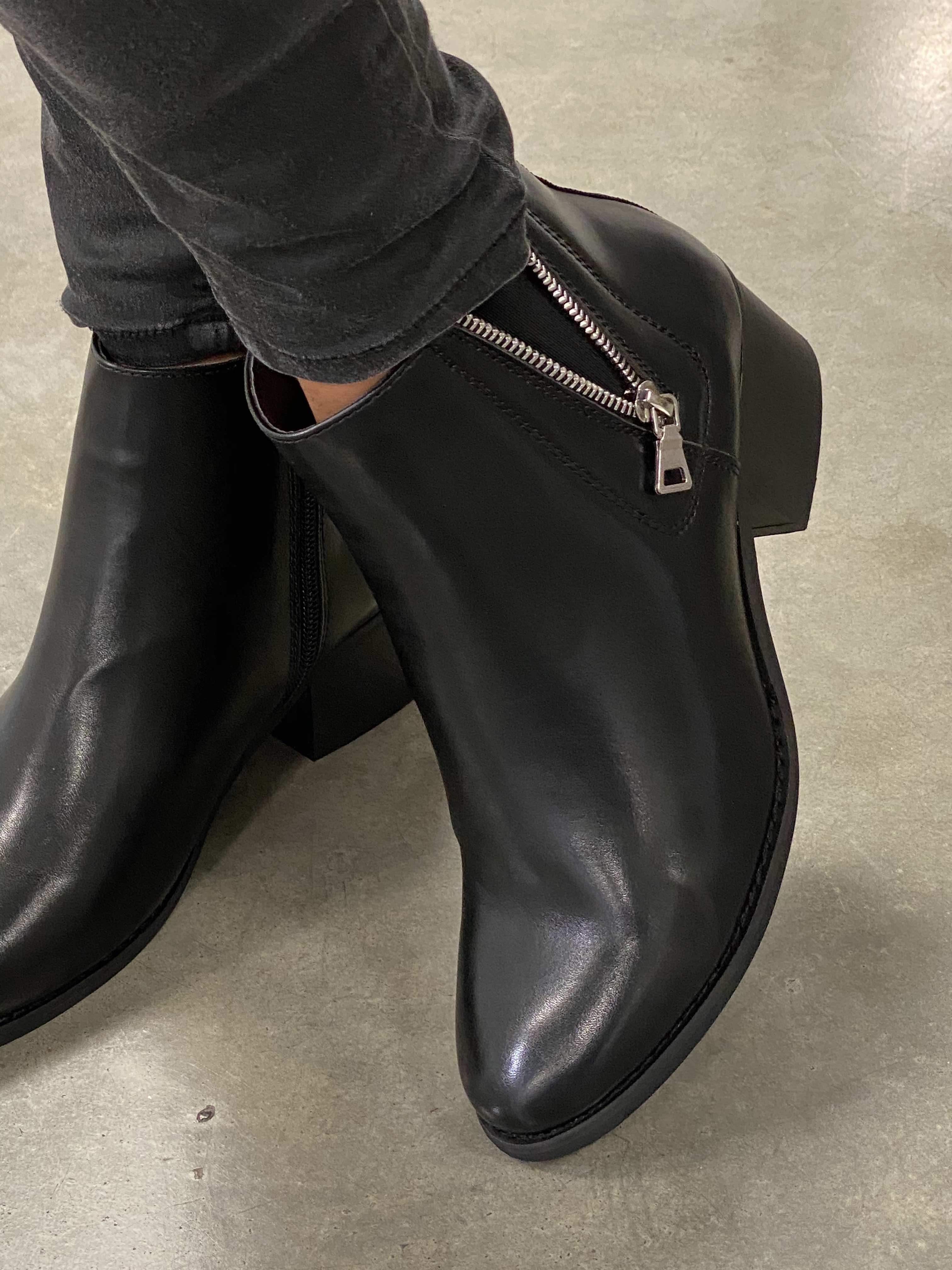 Bottines avec petit talon et zip sur le côté