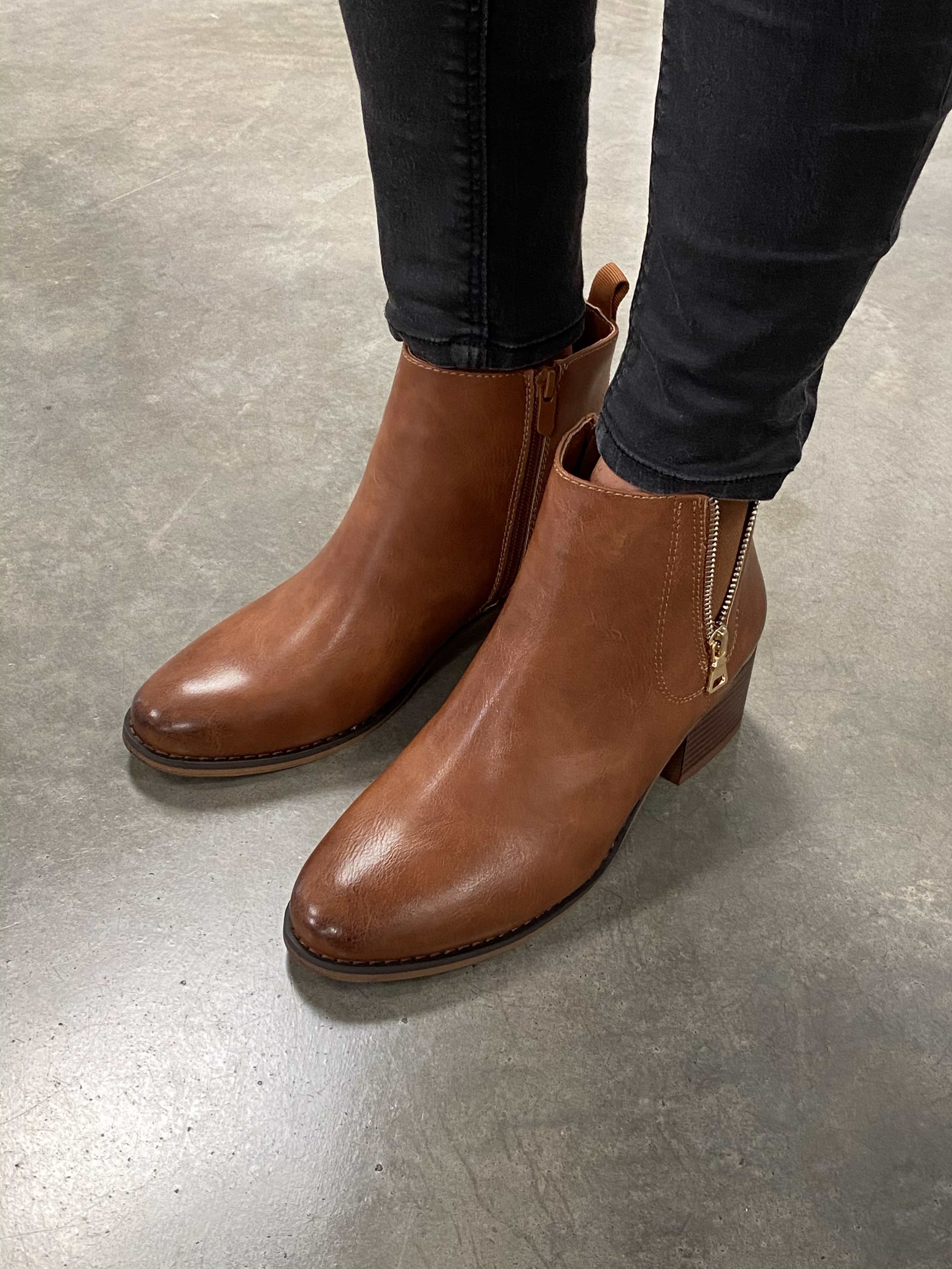 Bottines avec petit talon et zip sur le côté