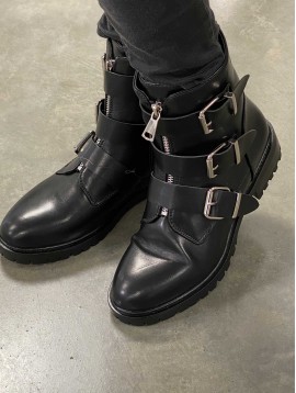 Bottines avec 3 boucles sur le côté et zip devant