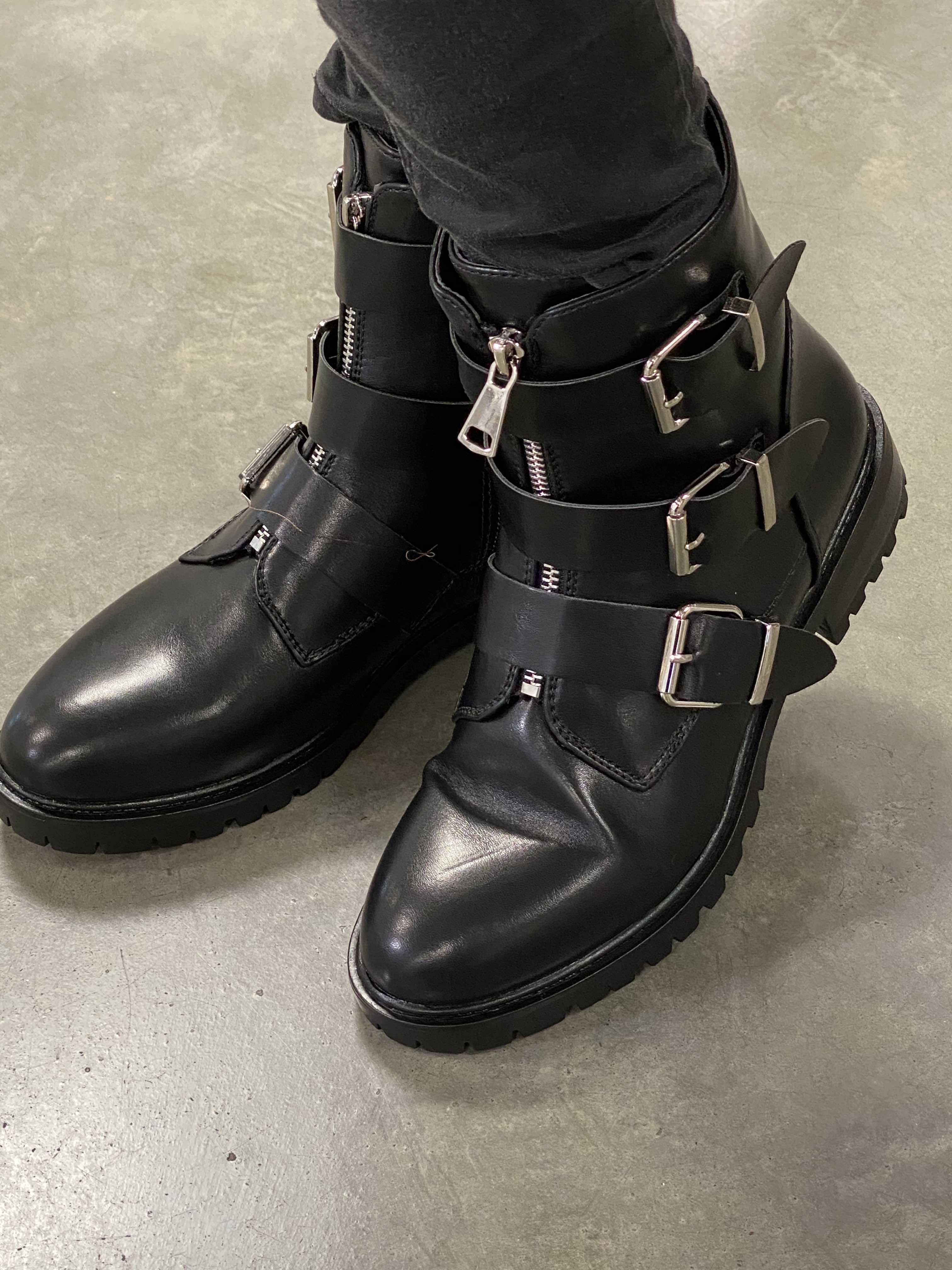 Bottines avec 3 boucles sur le côté et zip devant