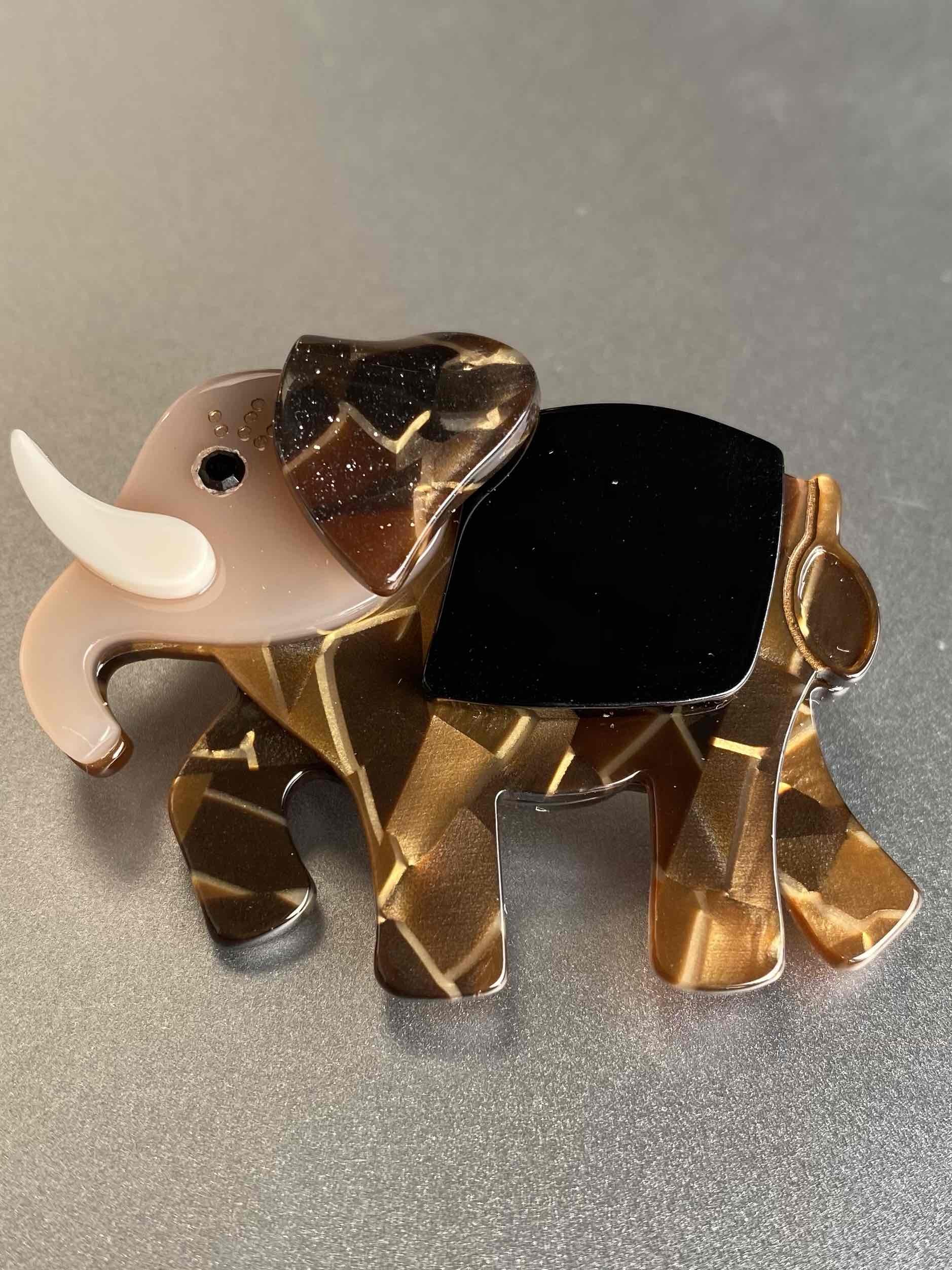 Broche - Elephant en résine et oreille en métal