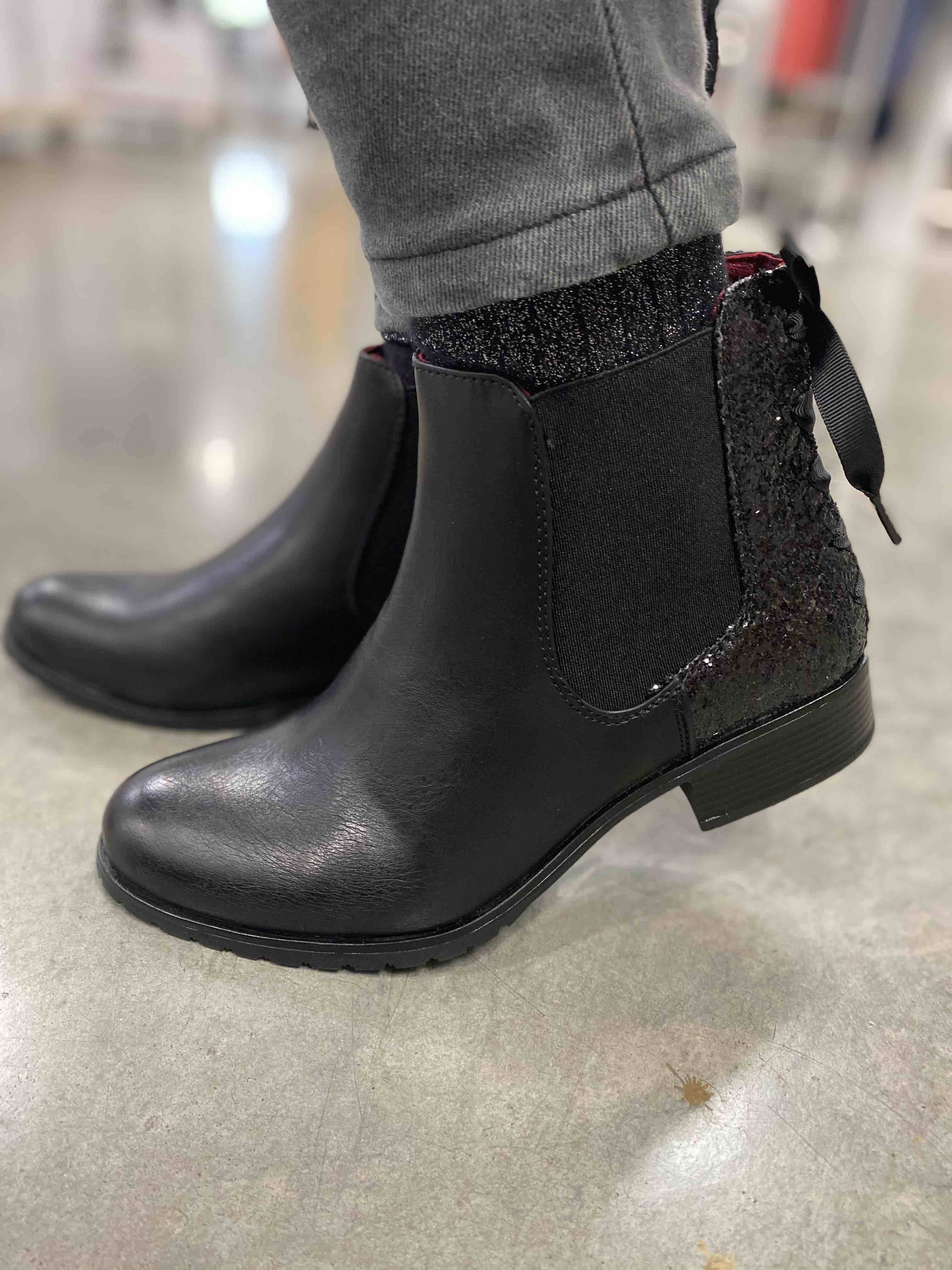 Bottines avec petit talon et paillettes et noeud