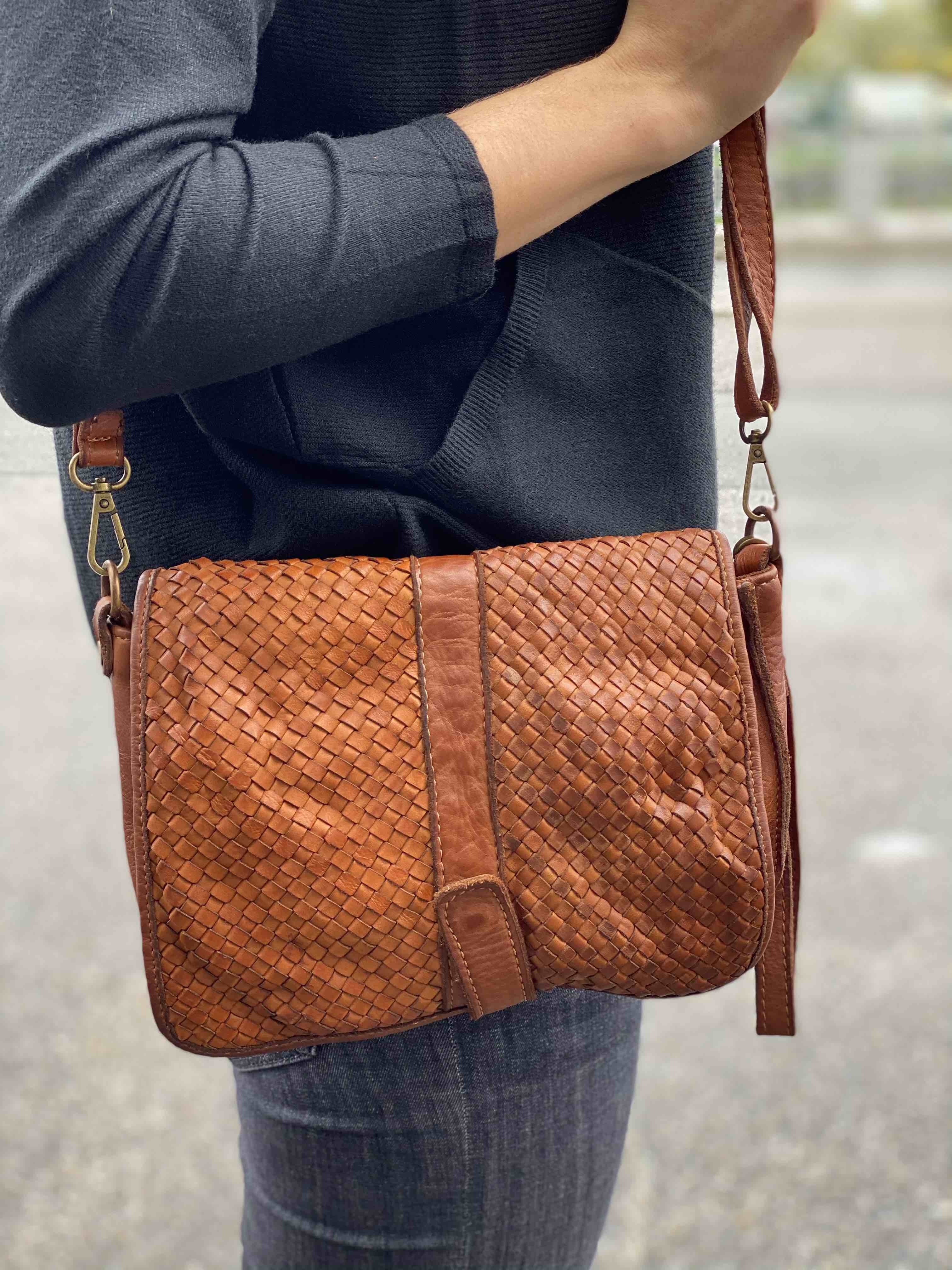 Sac porté travers cuir tressée style enveloppe petit modèle