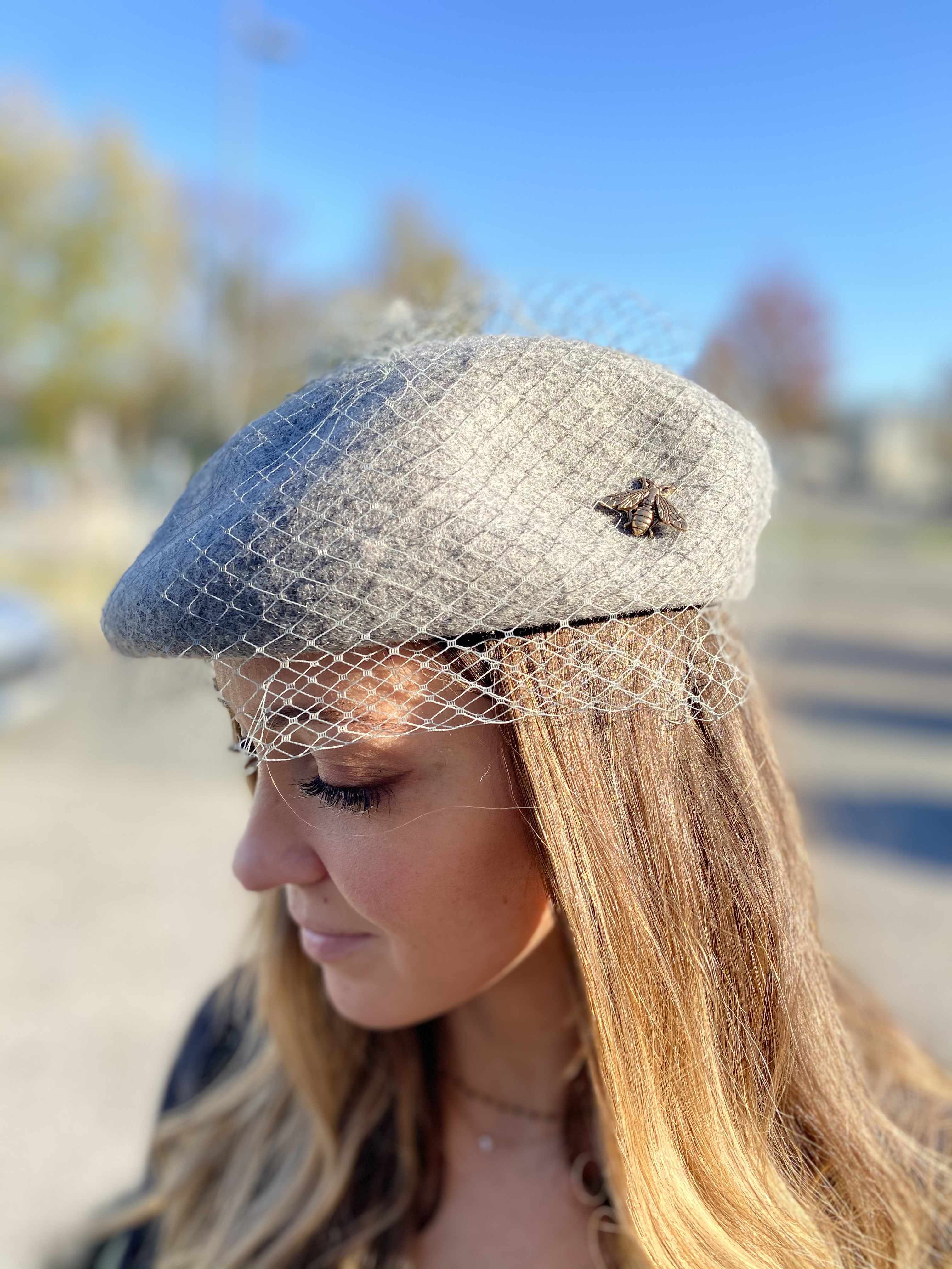 Beret laine voilette et broche abeille