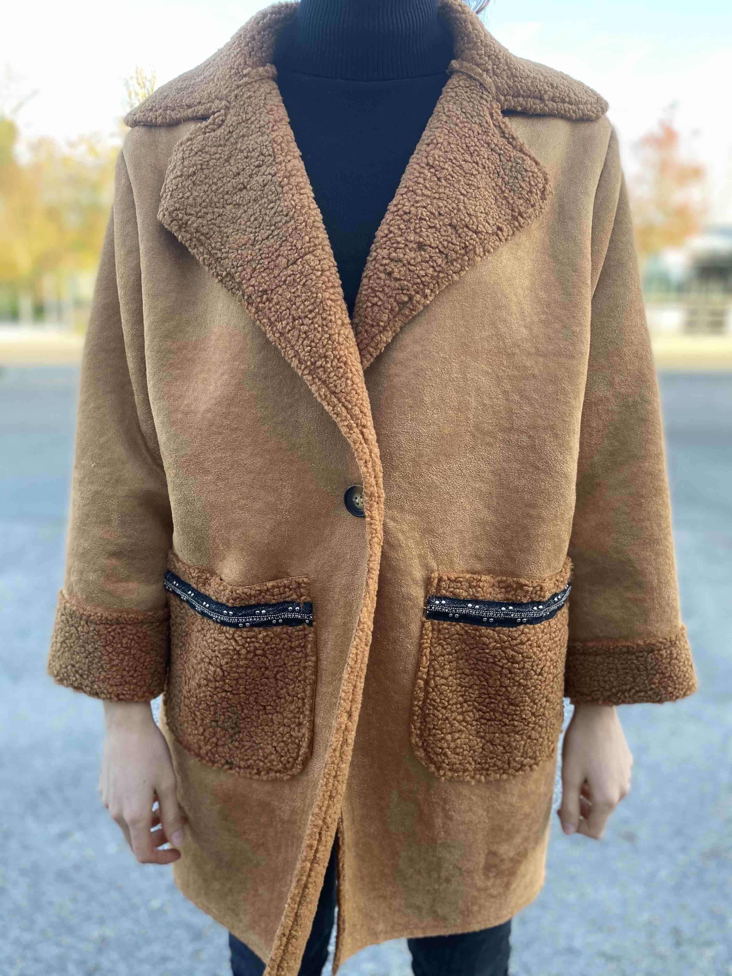 Manteau façon peau retournée et galon fantaisie à la poche