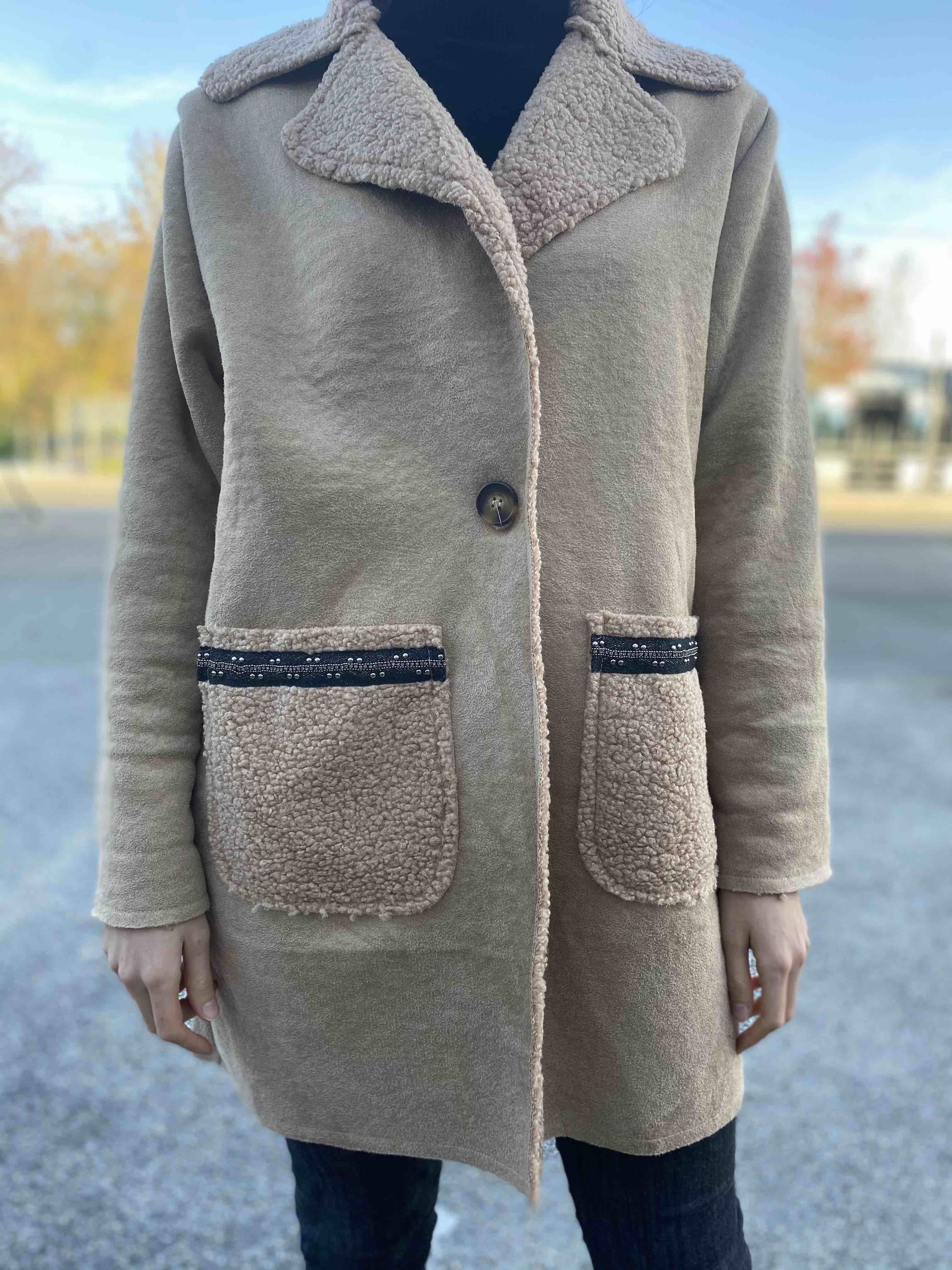 Manteau façon peau retournée et galon fantaisie à la poche