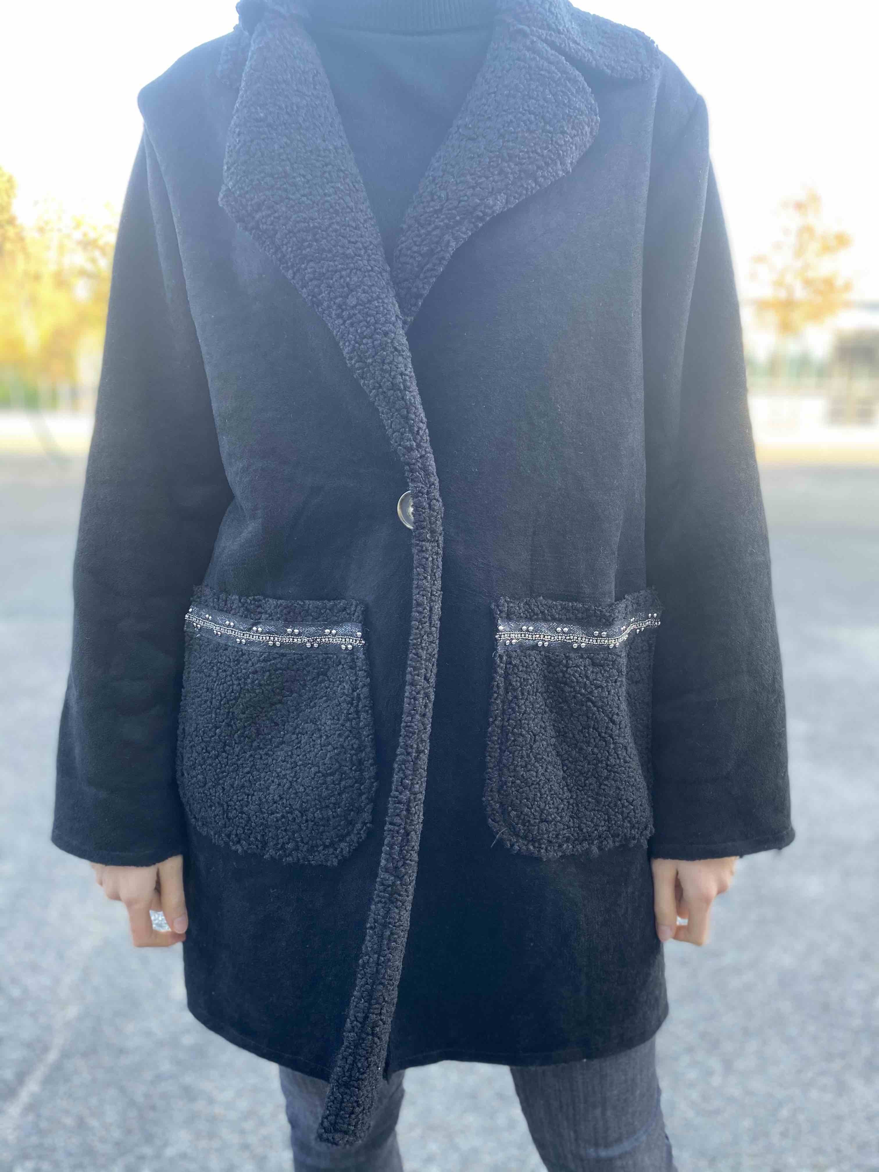 Manteau façon peau retournée et galon fantaisie à la poche