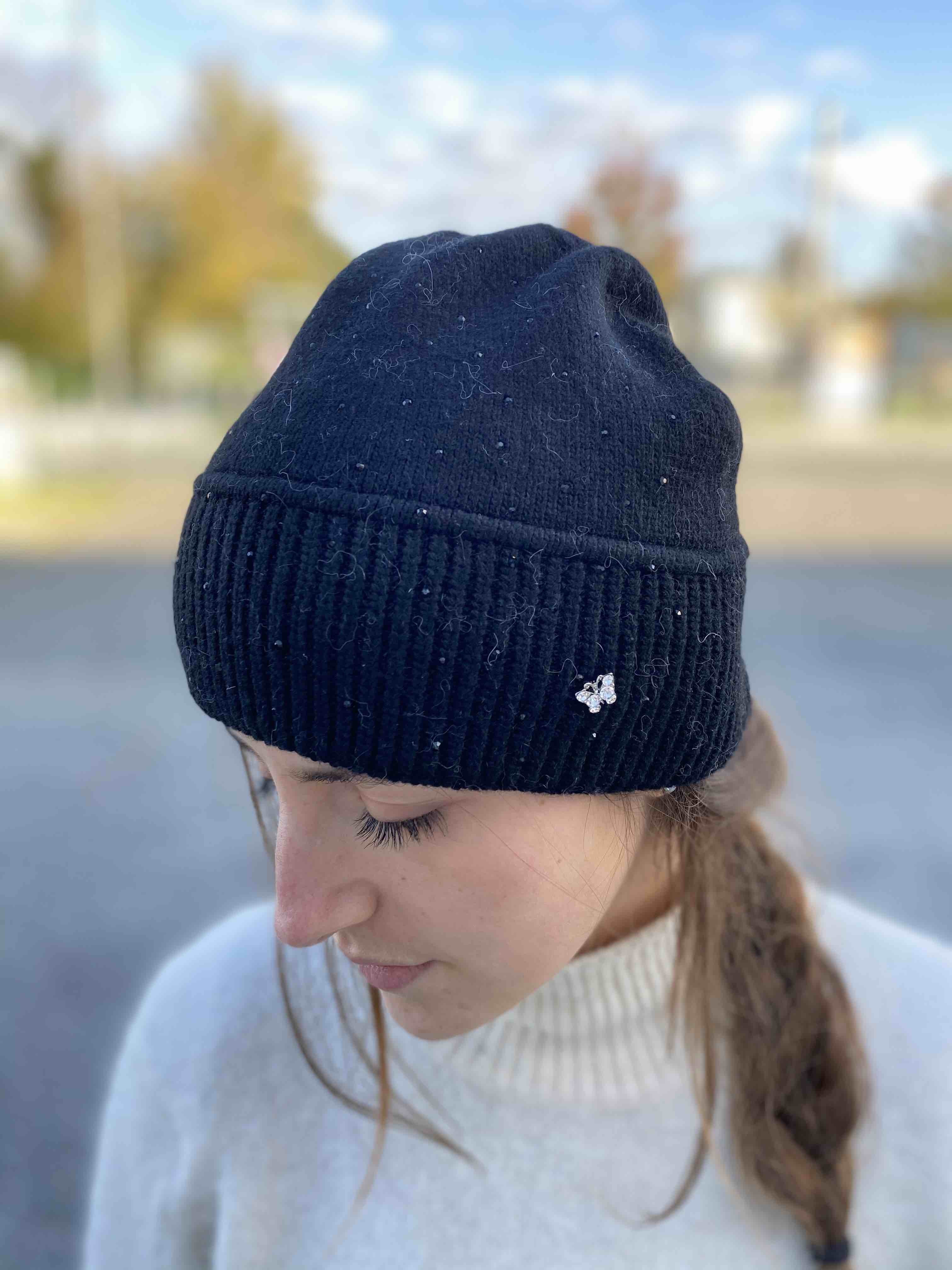 Bonnet tricot brillant avec strass et broche papillon