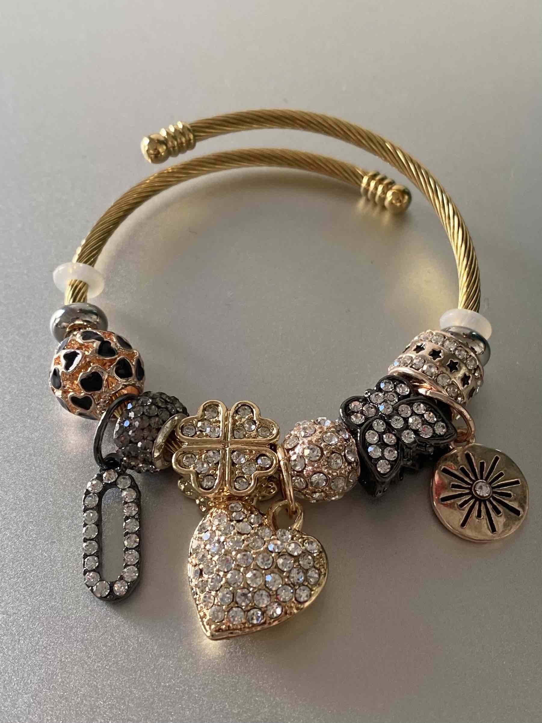 Bracelet - Jonc torsadé avec pampilles et pendentifs strass 