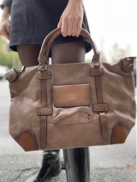 Sac grand porté main avec pochette  sur le devant 