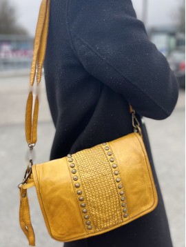 Sac cuir porté travers à rabat avec bande tressage et clous 