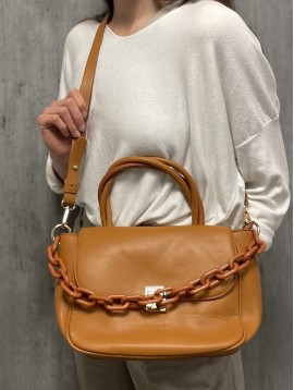 Sac petit rabat porté main avec chaine