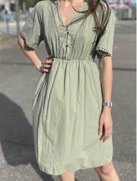 Robe courte avec détails boutons et broderies