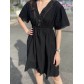 Robe courte avec détails boutons et broderies