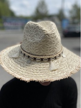 Chapeau forme panama en raphia avec bande coquillages et pompons 