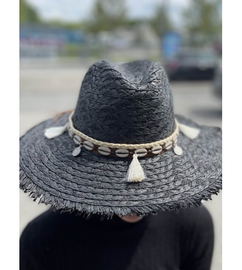 Chapeau forme panama en raphia avec bande coquillages et pompons 