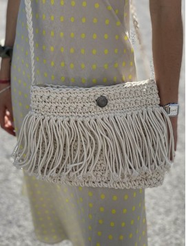 Sac/pochette tressé avec zip et franges porté travers 