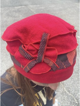 Chapeau toque avec bande tissus brillant et fleur 
