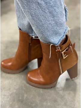 Bottines plateforme avec derrière façon daim et large boucle côté